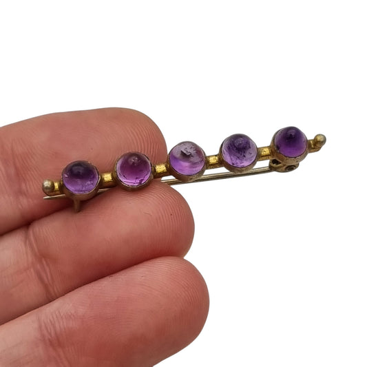 Broche de barra europeo de estilo victoriano tardío y eduardiano, metal dorado y cabujones violetas, ca. 1900–1950