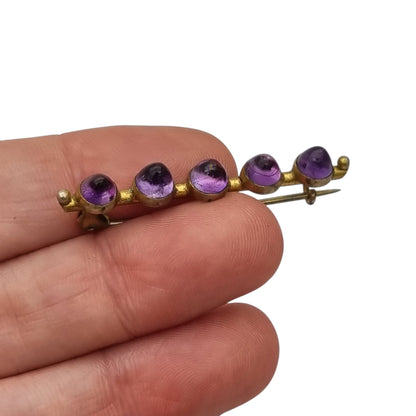Broche de barra europeo de estilo victoriano tardío y eduardiano, metal dorado y cabujones violetas, ca. 1900–1950