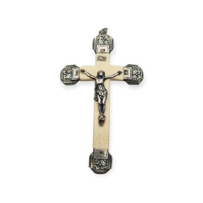 Cruz antigua art déco de plata y hueso con Cristo crucificado, Europa, ca. 1920–1940
