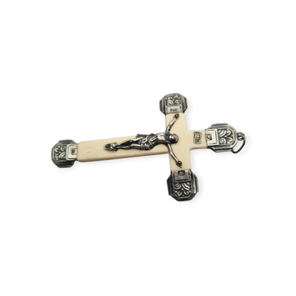 Cruz antigua art déco de plata y hueso con Cristo crucificado, Europa, ca. 1920–1940