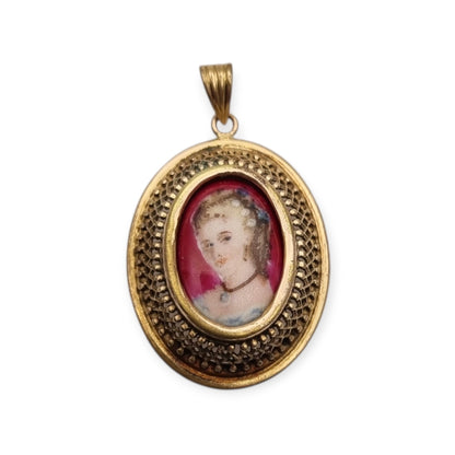Colgante calado dorado vintage  con porcelana Limoges con retrato femenino Francia, ca. 1950–1960