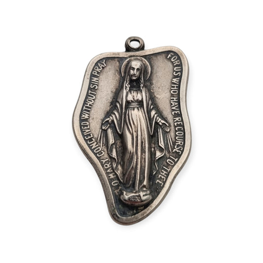 Medalla religiosa vintage Virgen Milagrosa de metal plateado, Italia, ca. 1960–1970