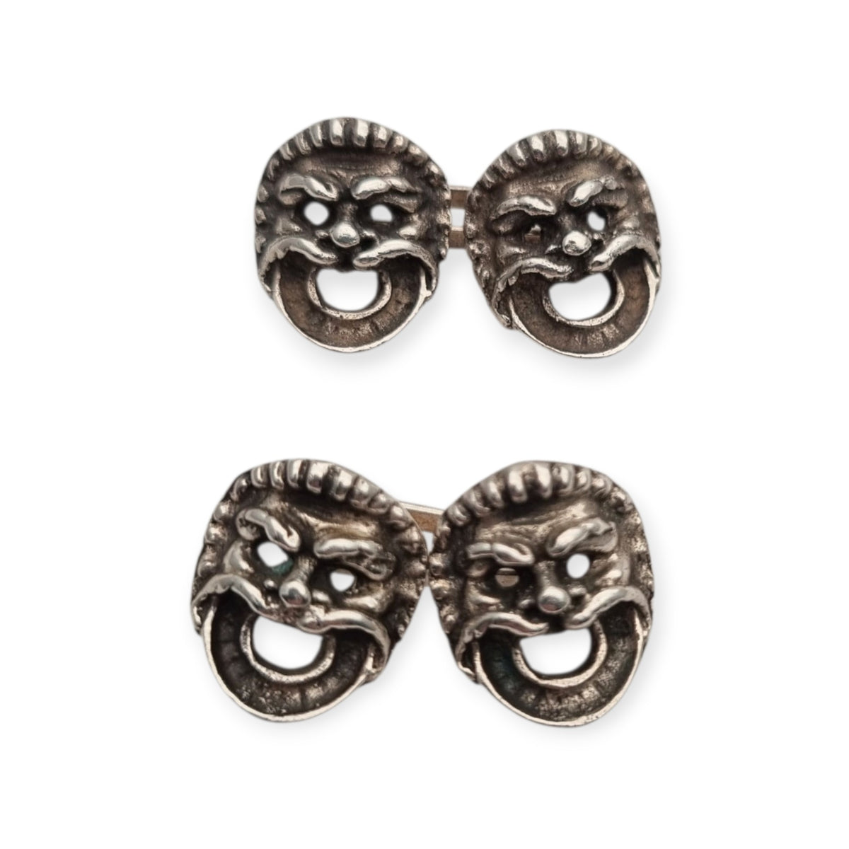 Gemelos antiguos de plata testada con máscaras grotescas en relieve, Europa, ca. 1900–1930