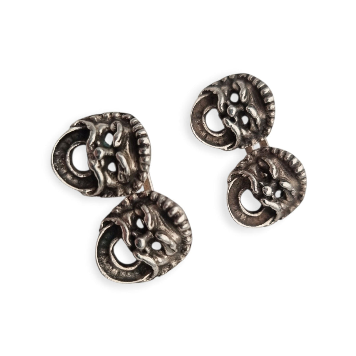 Gemelos antiguos de plata testada con máscaras grotescas en relieve, Europa, ca. 1900–1930