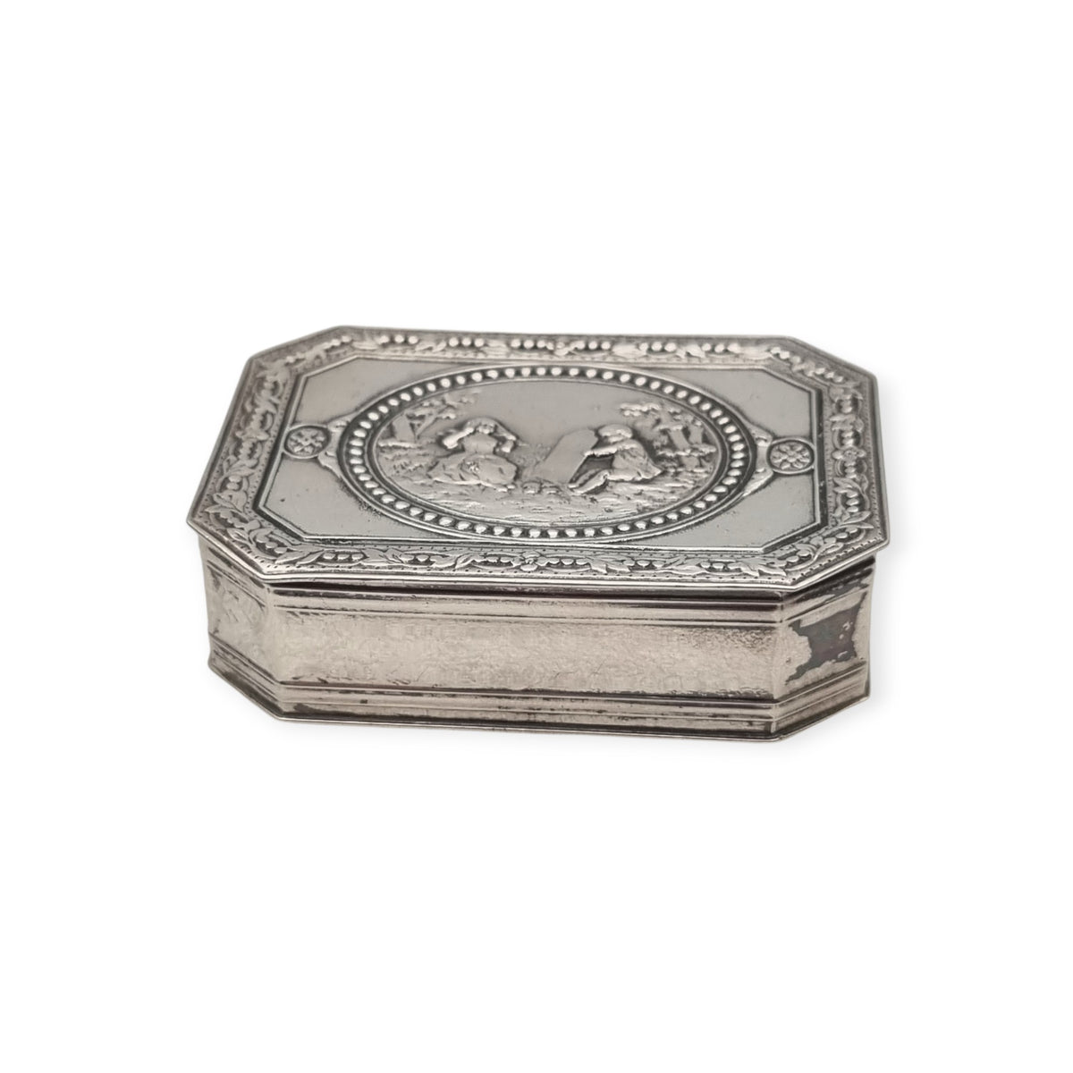Antique Tétard Frères silver box, Paris, neo-rococo with a gallant scene, ca. 1903–1930