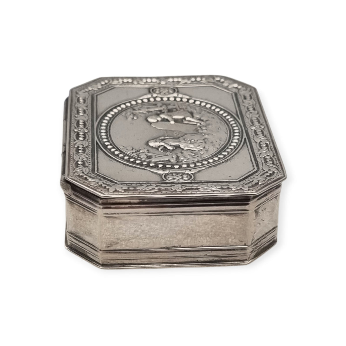 Antique Tétard Frères silver box, Paris, neo-rococo with a gallant scene, ca. 1903–1930
