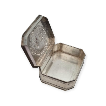 Antique Tétard Frères silver box, Paris, neo-rococo with a gallant scene, ca. 1903–1930