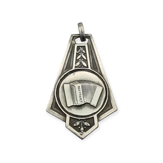 Medalla francesa vintage Max Francy con acordeón, metal plateado, art déco tardío, ca. 1930–1950
