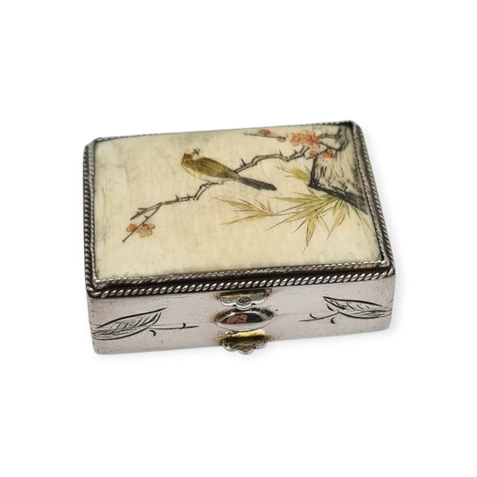 Caja orientalista antigua de plata con pájaro y flores pintados, decoración japonesa, ca. 1900–1930