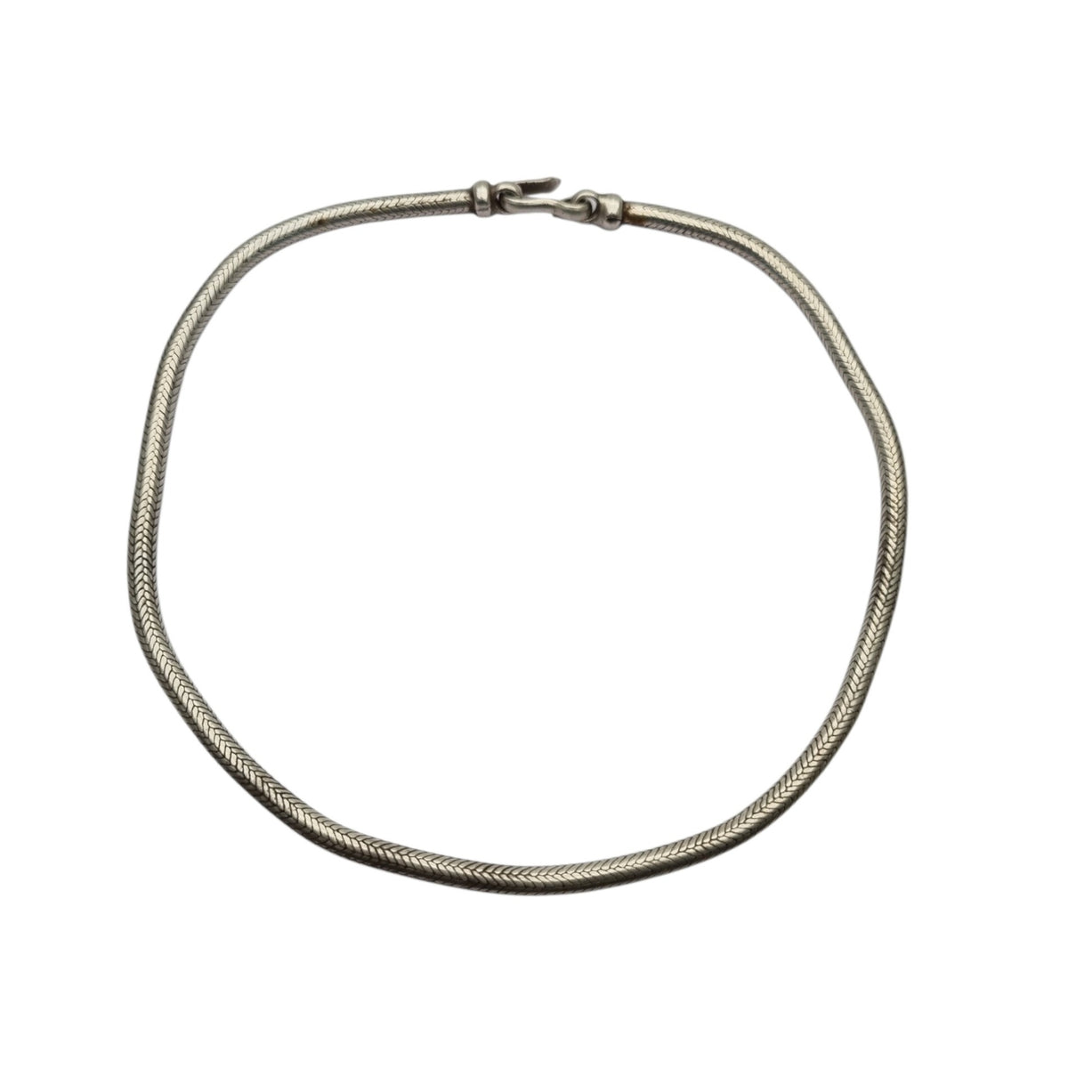 Gargantilla o pulsera doble vuelta vintage de plata trenzada, cadena tubular espiga, ca. 1970–1980