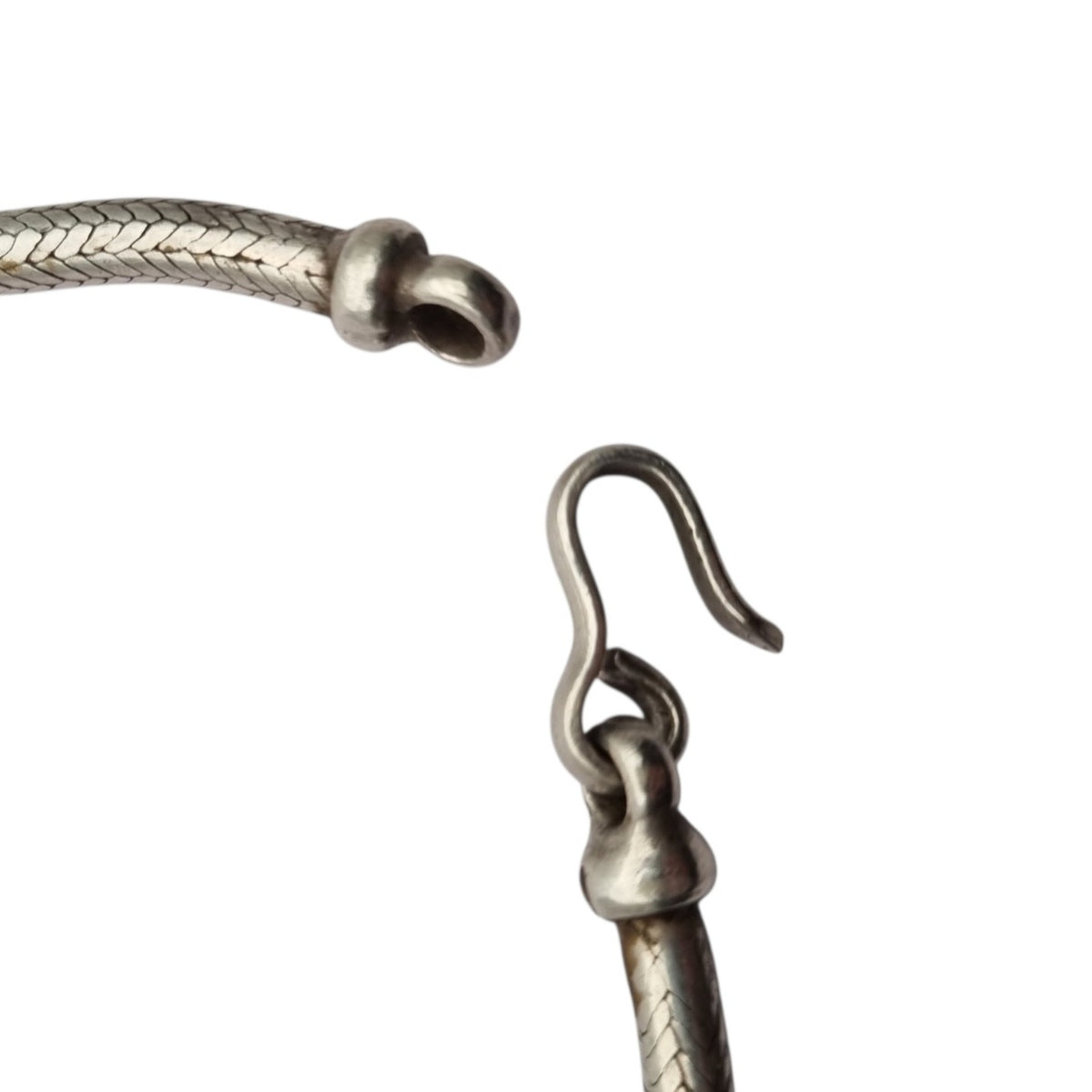 Gargantilla o pulsera doble vuelta vintage de plata trenzada, cadena tubular espiga, ca. 1970–1980
