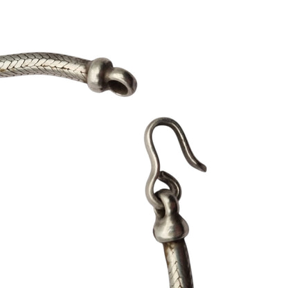 Gargantilla o pulsera doble vuelta vintage de plata trenzada, cadena tubular espiga, ca. 1970–1980