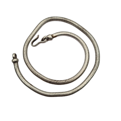 Gargantilla o pulsera doble vuelta vintage de plata trenzada, cadena tubular espiga, ca. 1970–1980