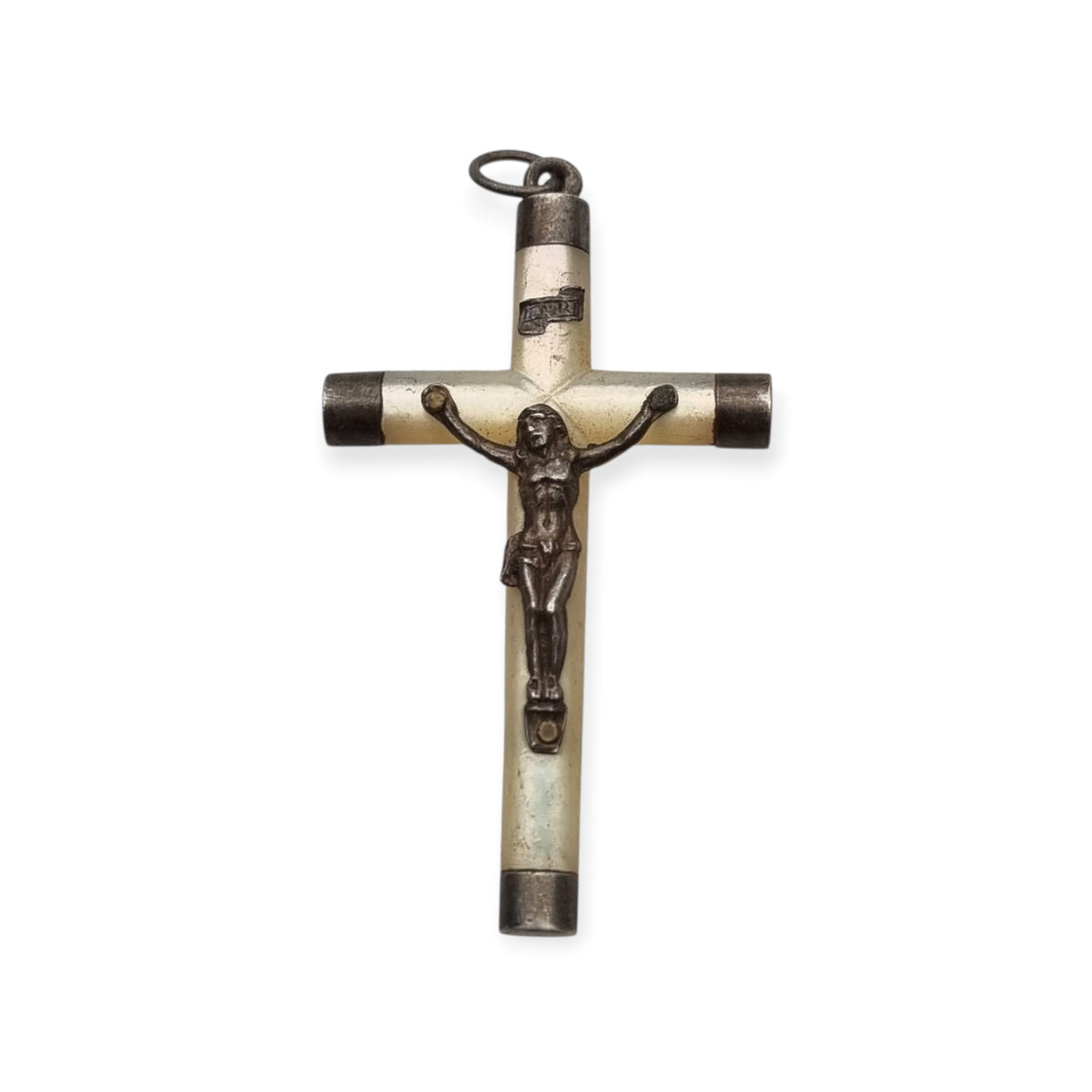 Cruz colgante vintage religiosa de nácar y plata con Cristo, Europa, ca. 1940–1950