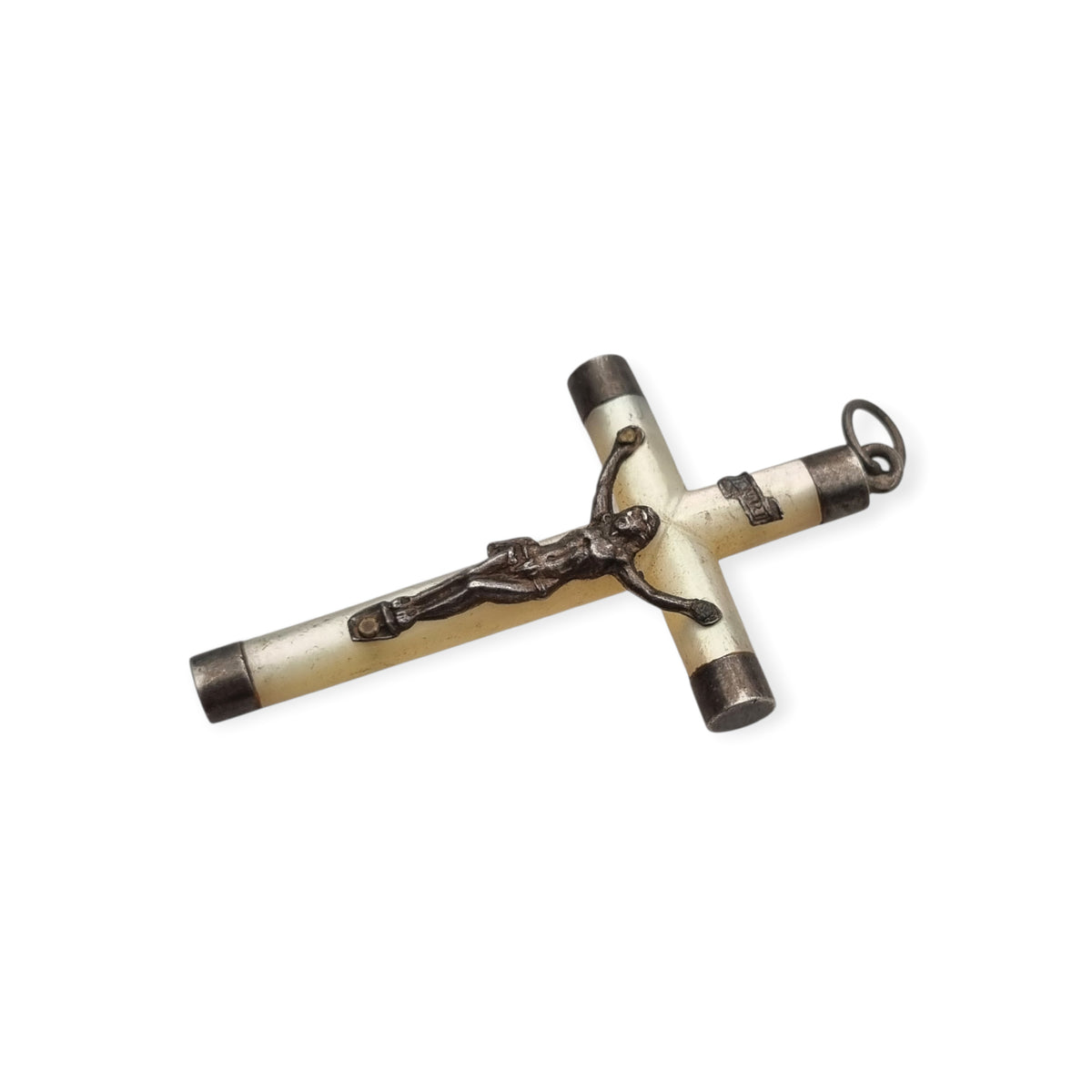 Cruz colgante vintage religiosa de nácar y plata con Cristo, Europa, ca. 1940–1950