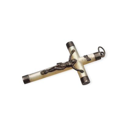 Cruz colgante vintage religiosa de nácar y plata con Cristo, Europa, ca. 1940–1950