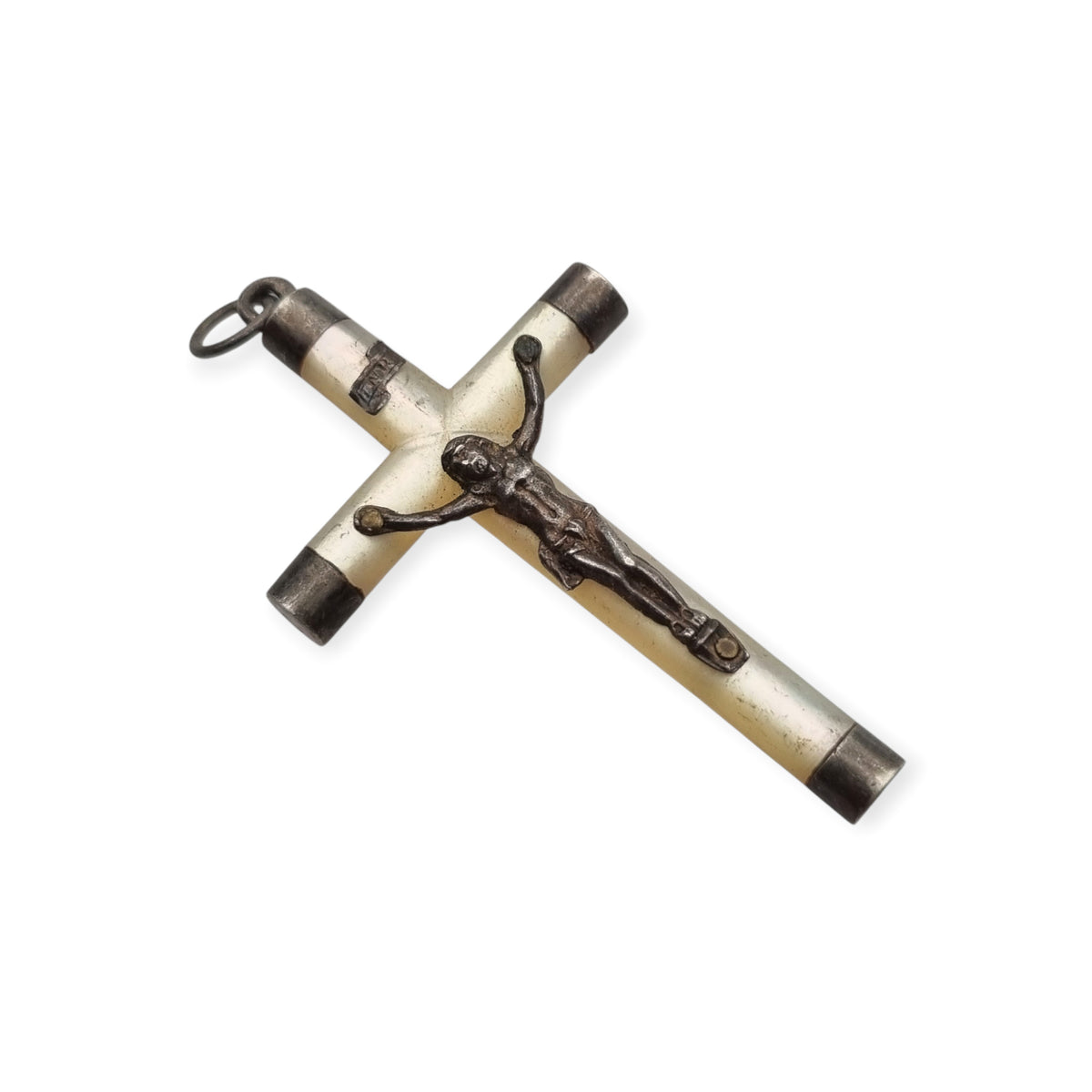 Cruz colgante vintage religiosa de nácar y plata con Cristo, Europa, ca. 1940–1950
