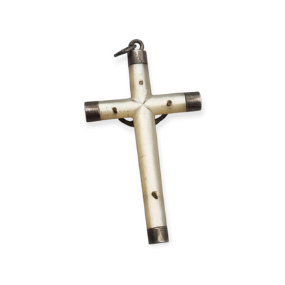Cruz colgante vintage religiosa de nácar y plata con Cristo, Europa, ca. 1940–1950