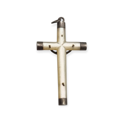 Cruz colgante vintage religiosa de nácar y plata con Cristo, Europa, ca. 1940–1950