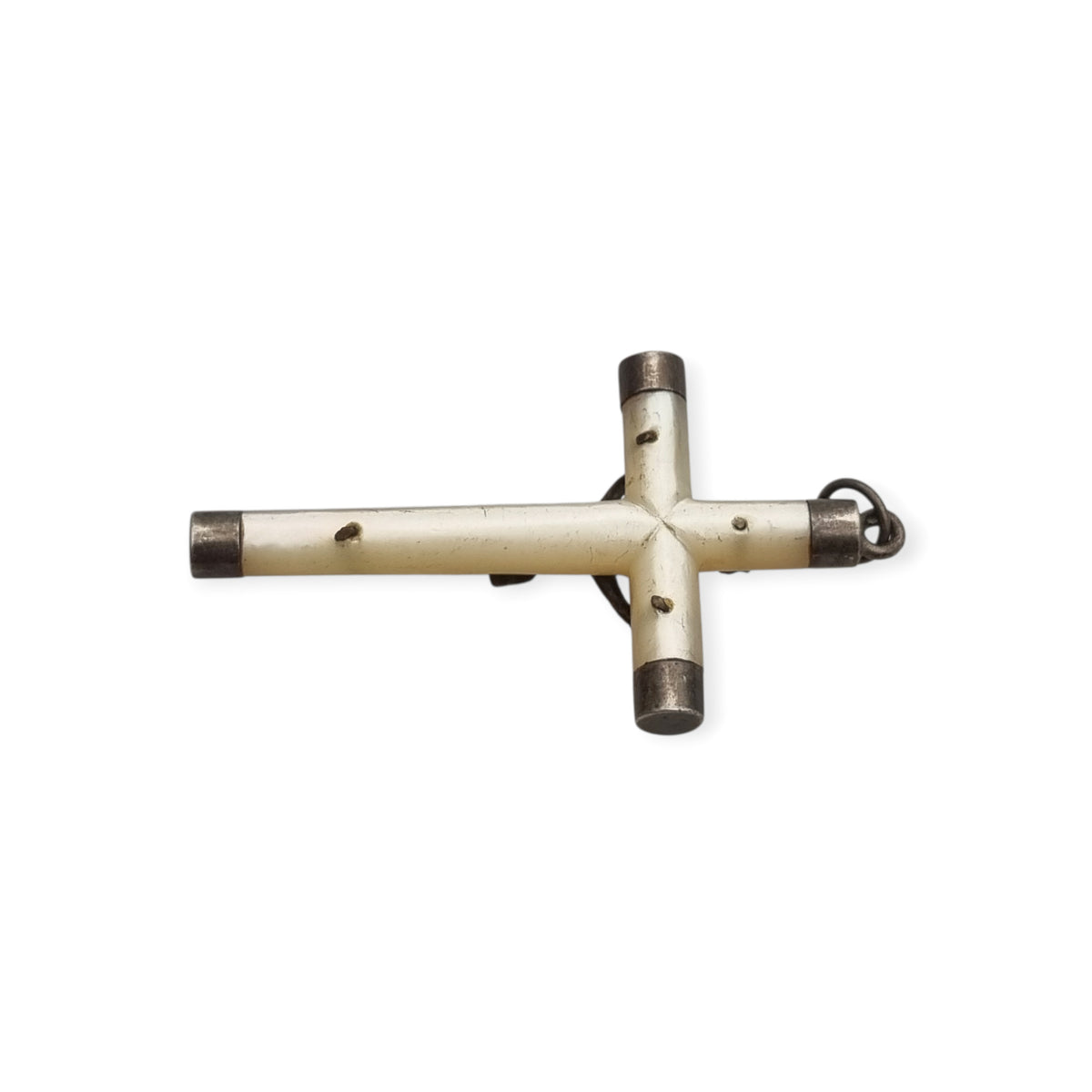 Cruz colgante vintage religiosa de nácar y plata con Cristo, Europa, ca. 1940–1950