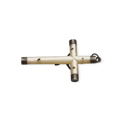 Cruz colgante vintage religiosa de nácar y plata con Cristo, Europa, ca. 1940–1950