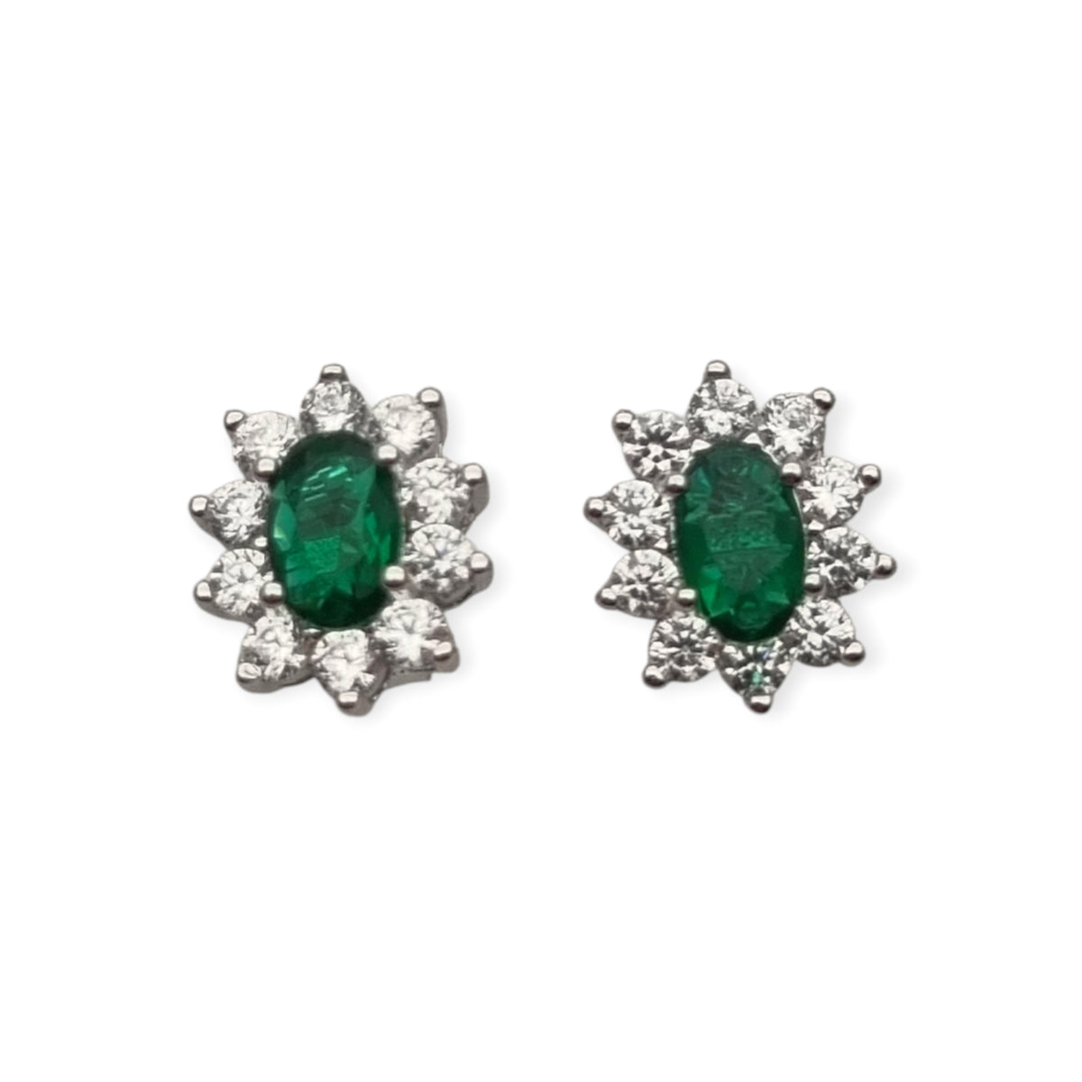Pendientes estilo Lady Di en plata con circonitas verdes y orla blanca, España, siglo XXI