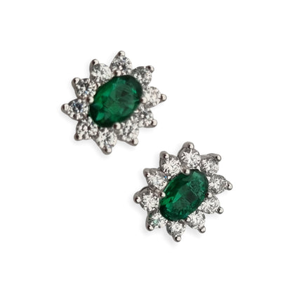 Pendientes estilo Lady Di en plata con circonitas verdes y orla blanca, España, siglo XXI