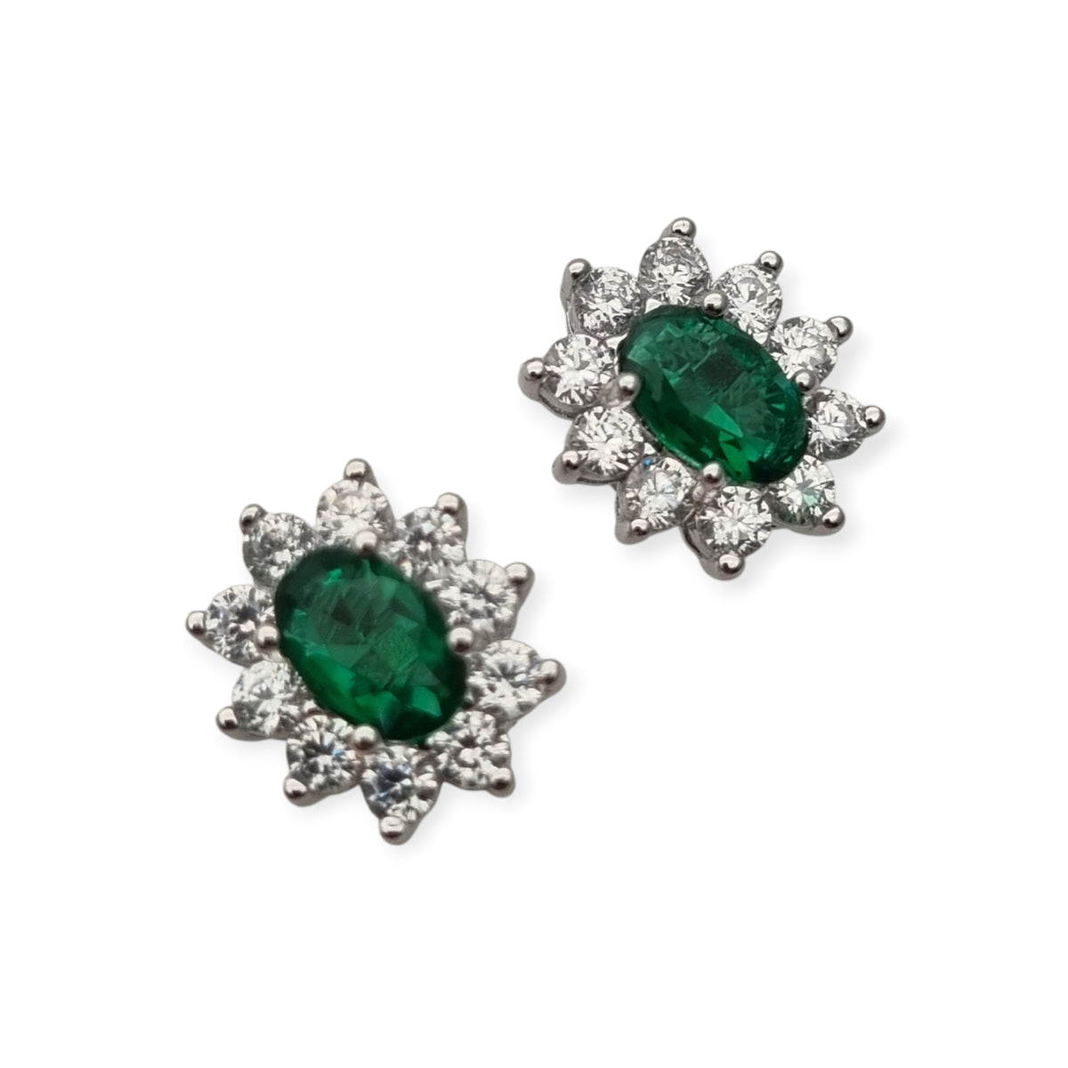 Pendientes estilo Lady Di en plata con circonitas verdes y orla blanca, España, siglo XXI