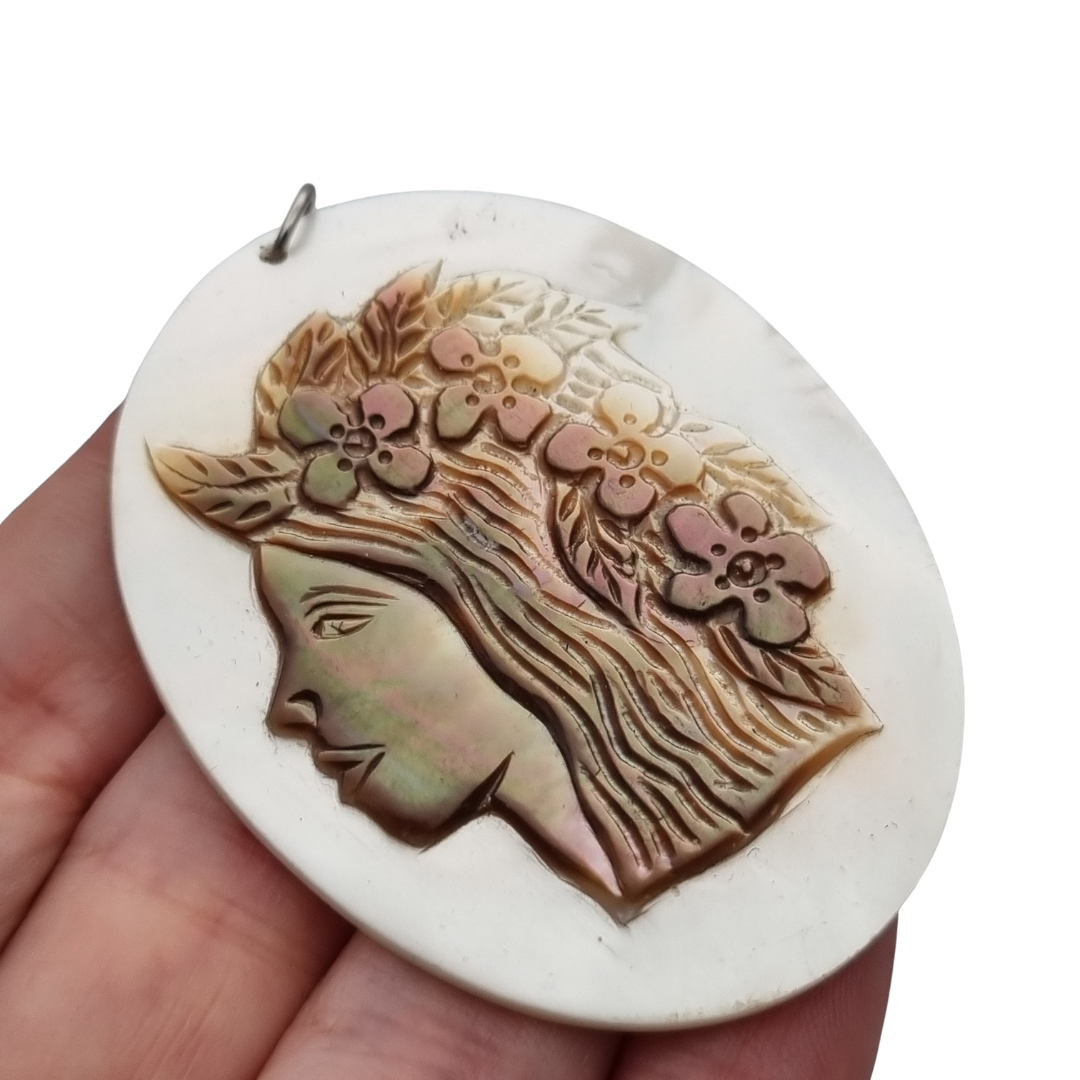 Colgante de nácar tallado contemporáneo siglo XX, perfil femenino en relieve