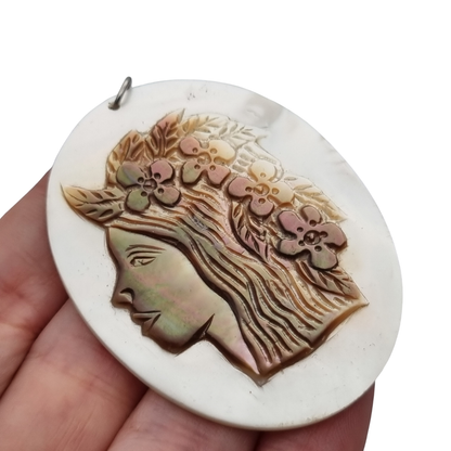 Colgante de nácar tallado contemporáneo siglo XX, perfil femenino en relieve