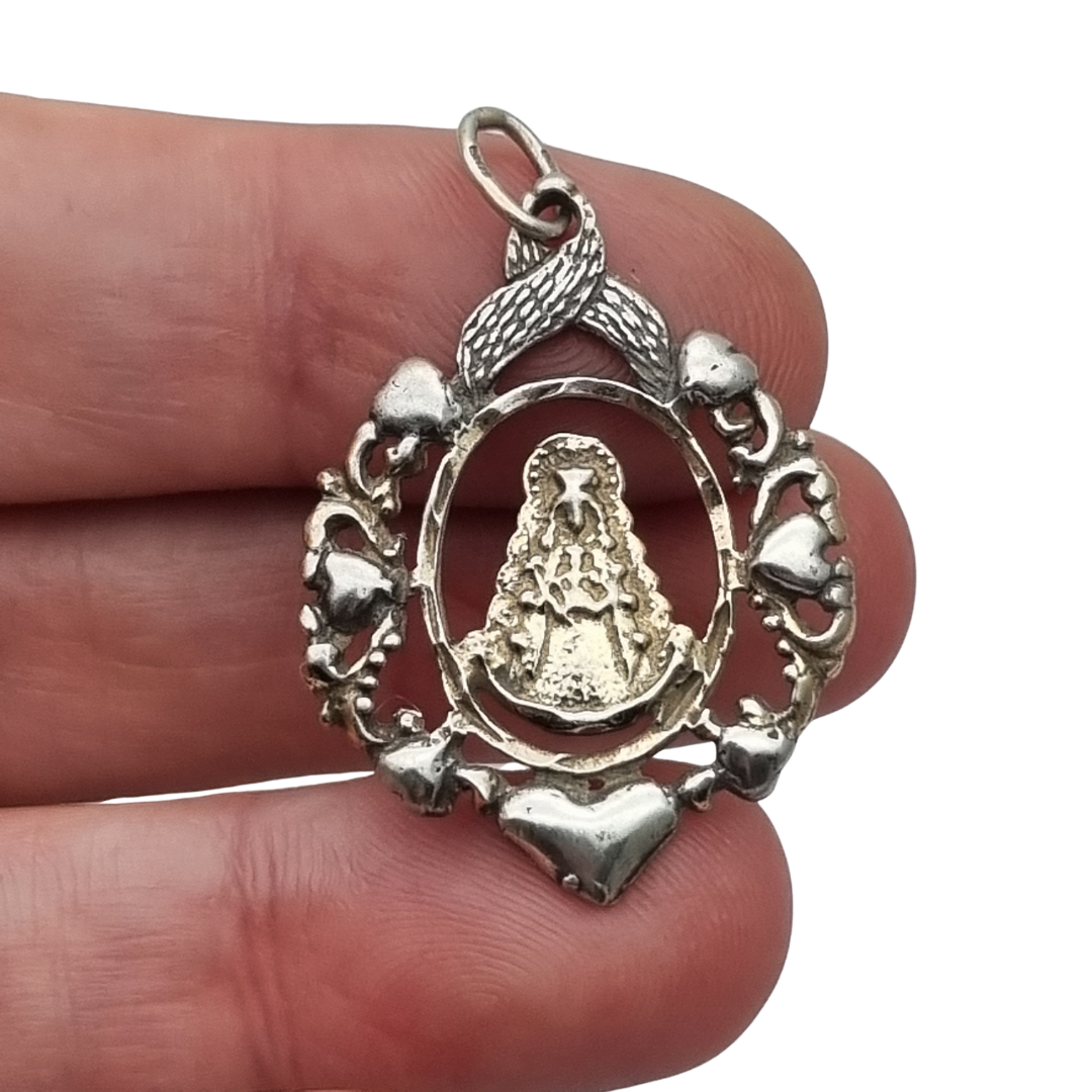 Colgante religioso de la Virgen del Rocío en plata de ley, diseño calado con corazones