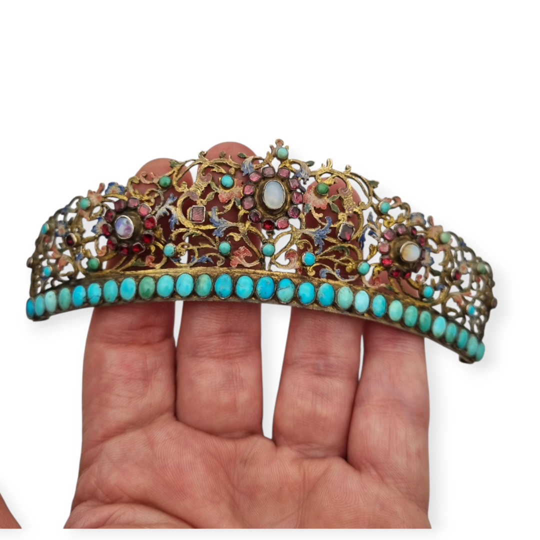 Tiara victoriana austrohúngara en plata dorada con turquesas, granates y piedra de luna, romántico tardío, ca. 1880–1900