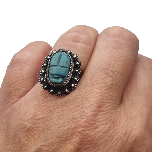 Anillo guardapelo o anillo de veneno egipcio en plata y escarabajo de turquesa, circa 1960