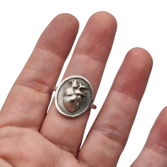 Anillo artesanal brutalista de plata, corazón anatómico en relieve, circa 1970-80