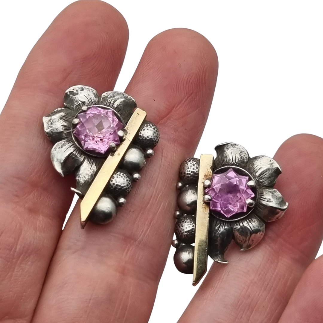 Pendientes Art Déco en plata con vistas de oro y piedras rosas facetadas, circa 1930–1940