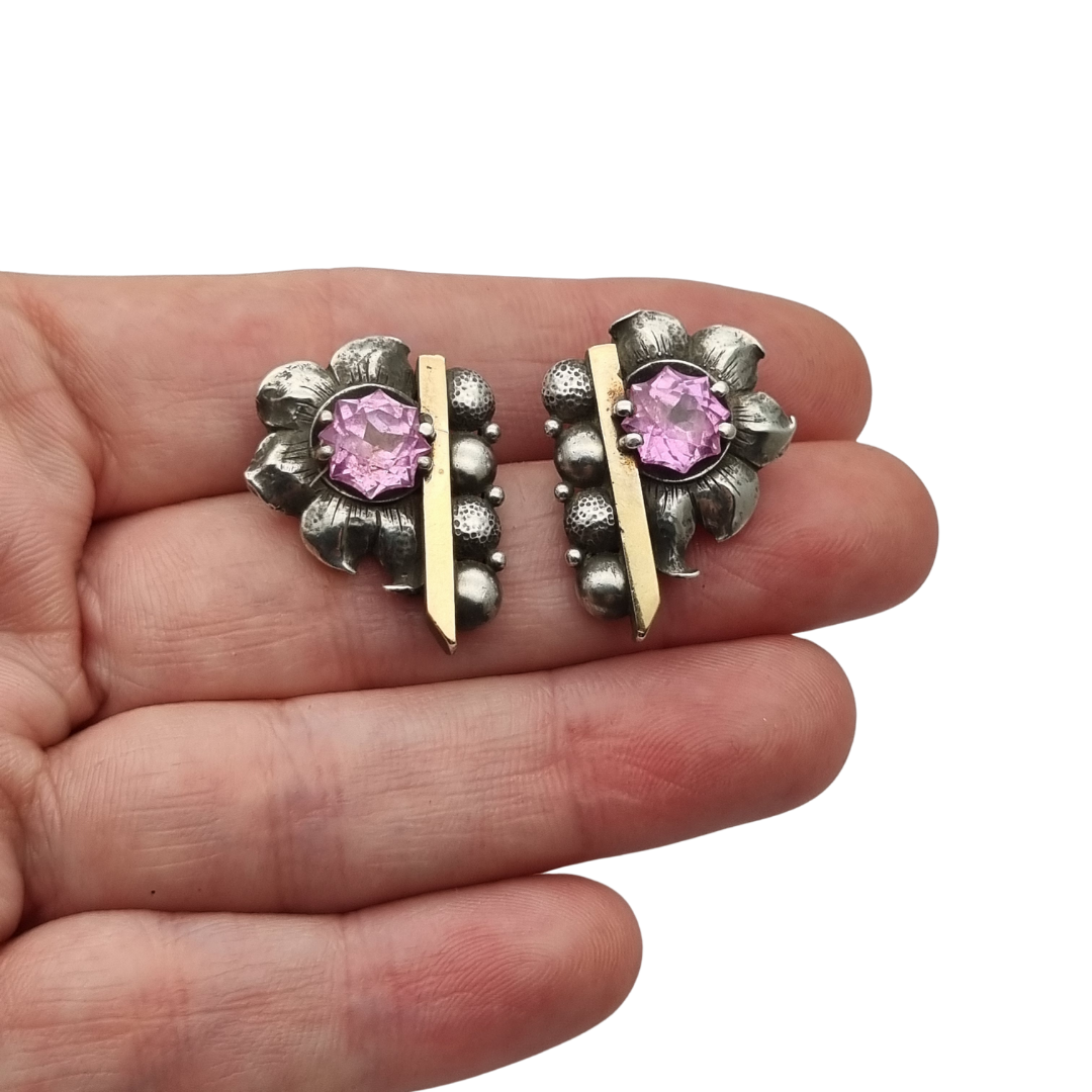 Pendientes Art Déco en plata con vistas de oro y piedras rosas facetadas, circa 1930–1940