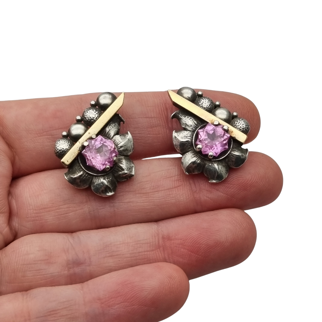 Pendientes Art Déco en plata con vistas de oro y piedras rosas facetadas, circa 1930–1940