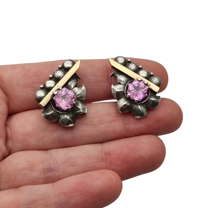 Pendientes Art Déco en plata con vistas de oro y piedras rosas facetadas, circa 1930–1940