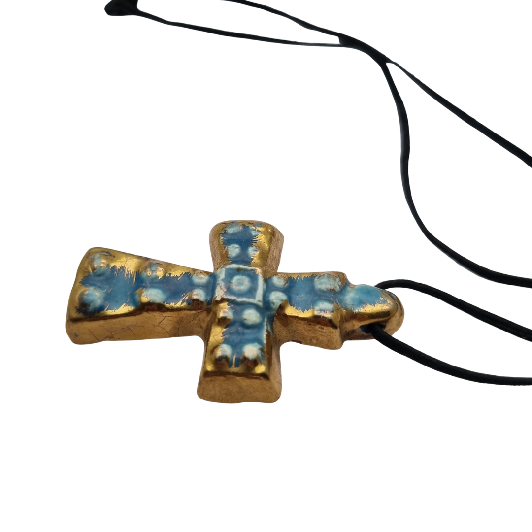 Cruz colgante cerámica esmaltada francesa azul dorado artesanal circa 1960