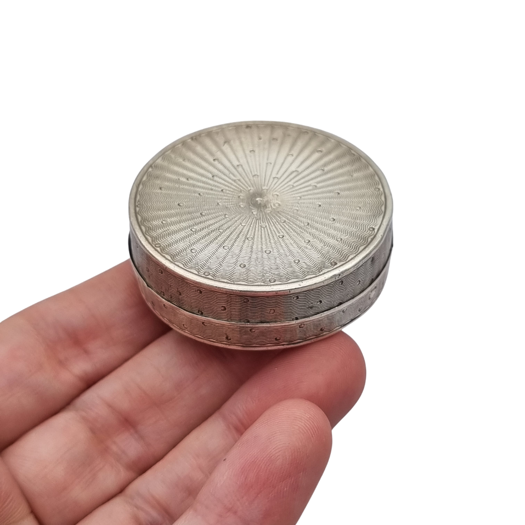 Caja antigua redonda de plata guilloché con interior sobredorado, Francia, estilo Neoclásico, circa 1880
