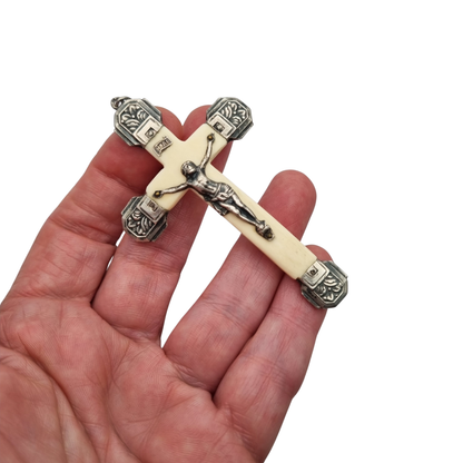Cruz antigua art déco de plata y hueso con Cristo crucificado, Europa, ca. 1920–1940