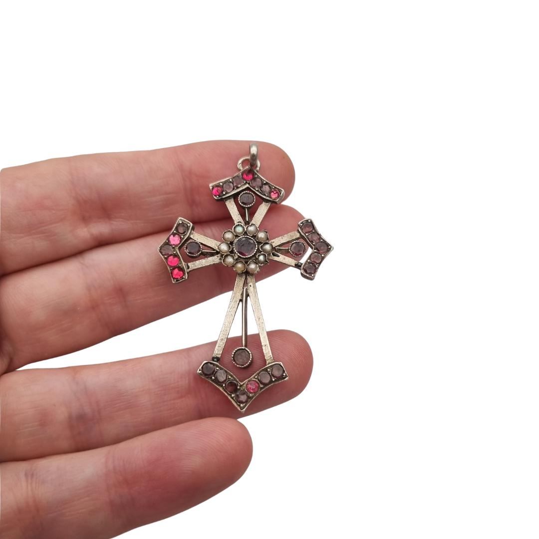 Cruz victoriana de plata con granates, pedrería y perlas, Renaissance Revival, ca. 1890–1900