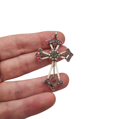 Cruz victoriana de plata con granates, pedrería y perlas, Renaissance Revival, ca. 1890–1900