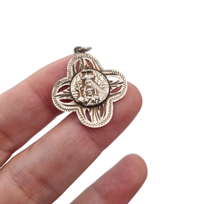 Medalla antigua de la Virgen de Montserrat en plata calada, recuerdo devocional catalán, ca. 1920-1950