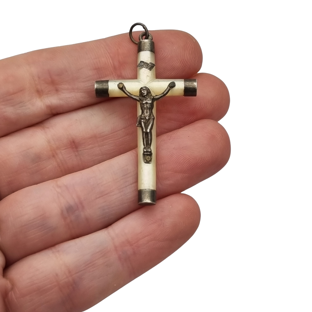 Cruz colgante vintage religiosa de nácar y plata con Cristo, Europa, ca. 1940–1950