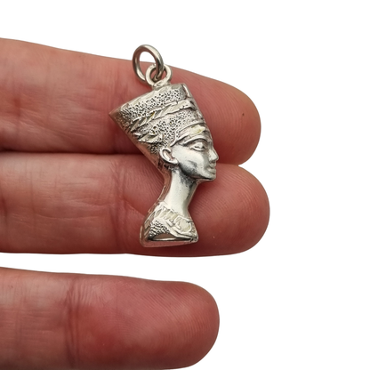 Colgante vintage de Nefertiti en plata, inspiración egipcia, siglo XX