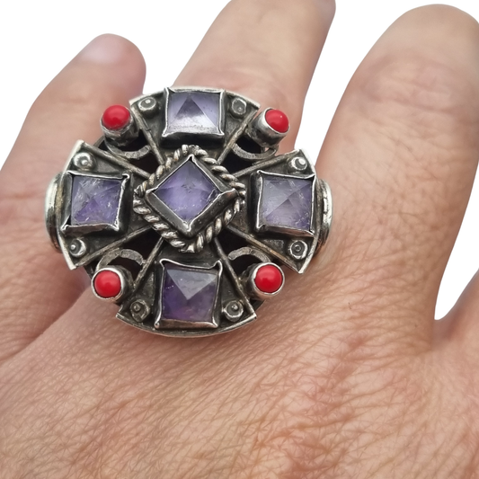 Anillo marca Escorcia plata 925 México con amatistas y detalles rojos circa 1990