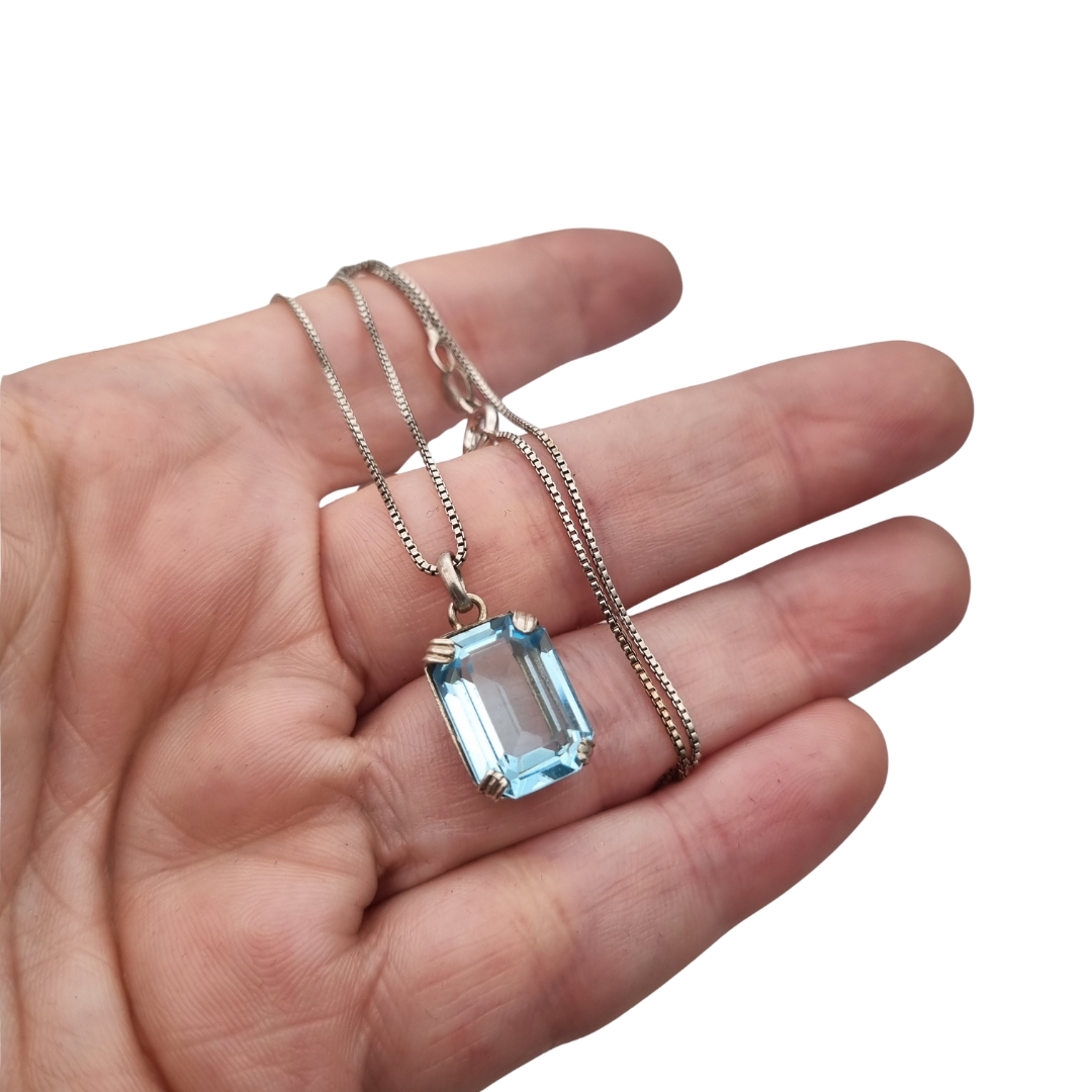 Collar art deco de plata 925 con colgante de piedra azul facetada rectangular, Circa 1980-90
