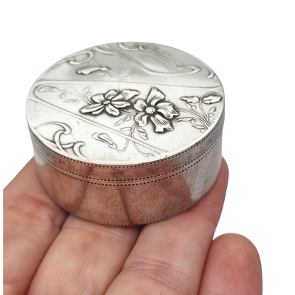 Art Nouveau circular silver box with floral decoration by Pierre Frainier, circa 1900