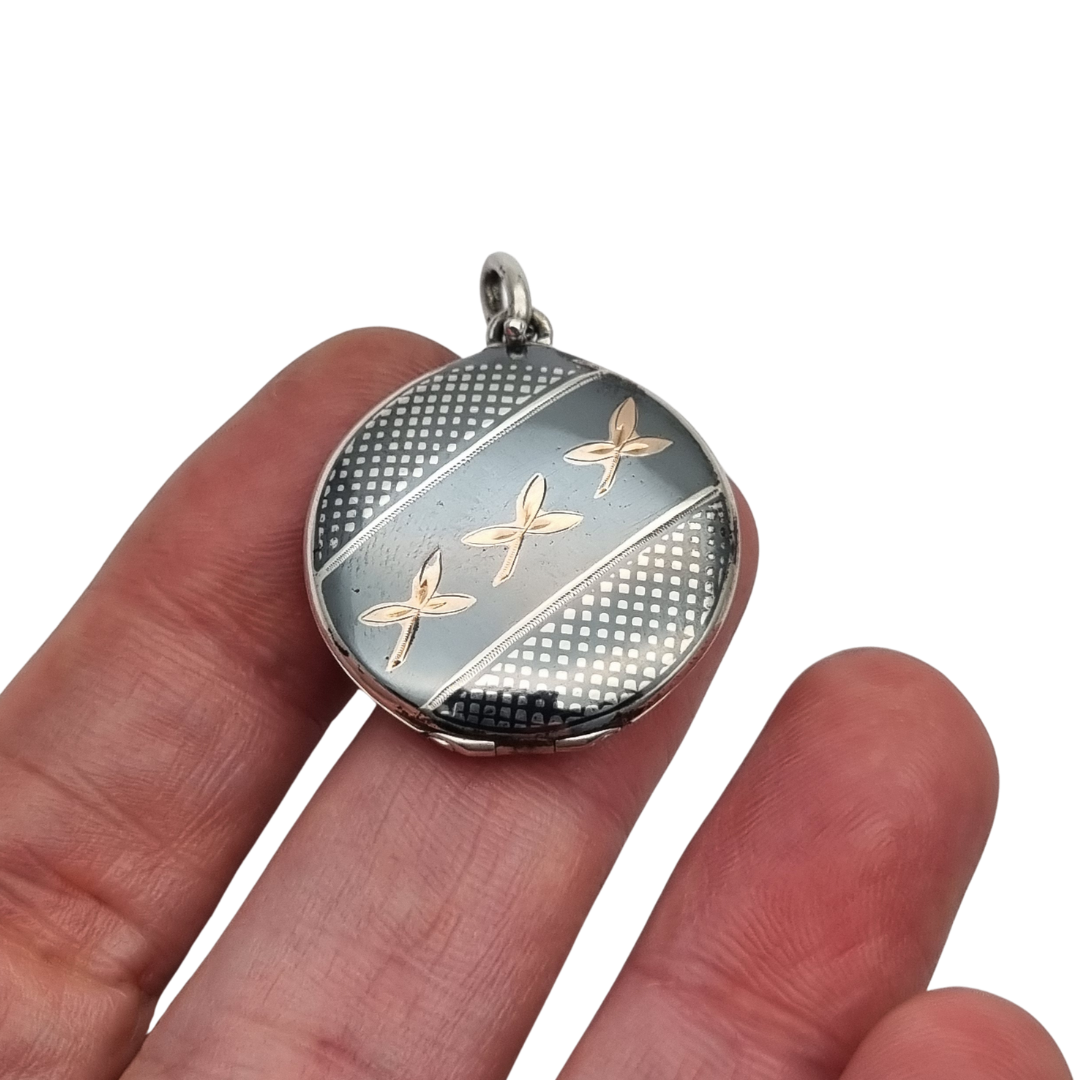 Round locket in nielloed 800 silver with hand engravings, circa 1920-1930